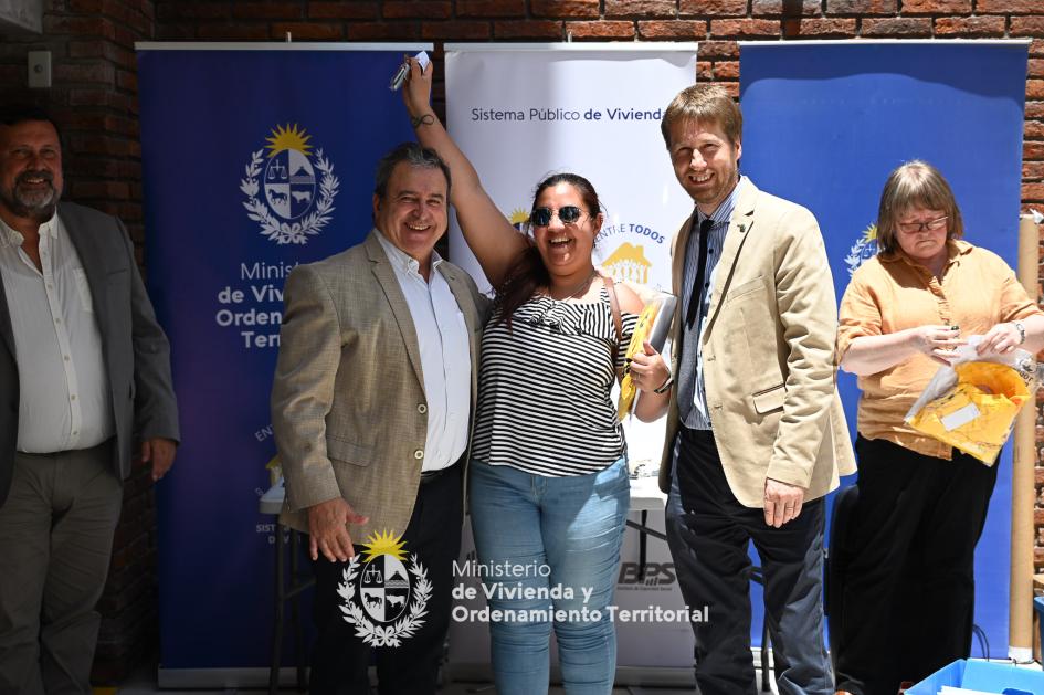 Ministro y Presidente de la ANV junto a nueva propietaria Ministro y Presidente de la ANV junto a eufórica nueva propietaria
