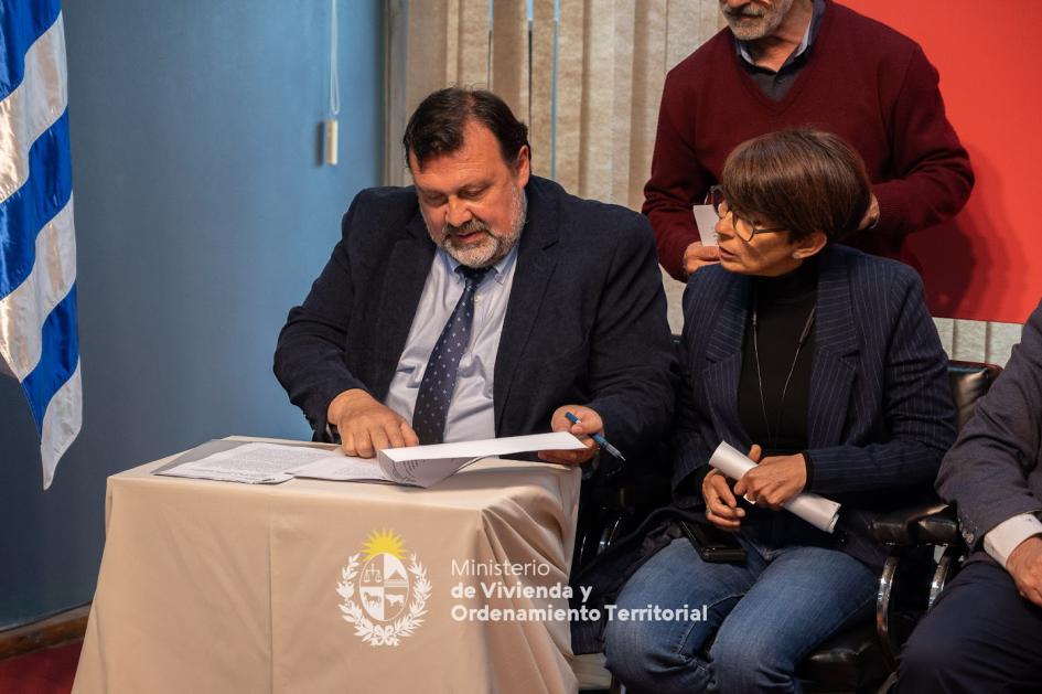 Eduardo González , Director de Vivienda firmando convenio Eduardo González , Director de Vivienda firmando convenio