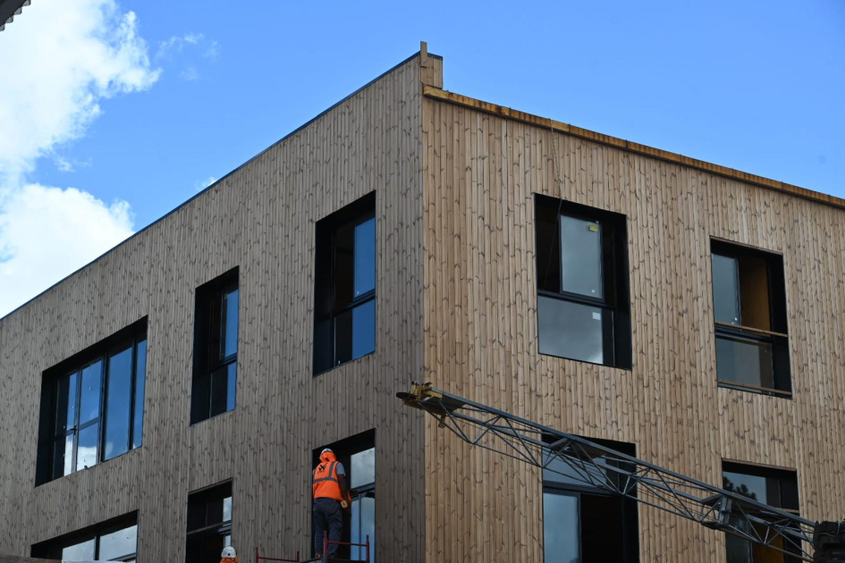 En gira por el norte del país, ministra Tamara Paseyro y Directores Nacionales del MVOT Madera