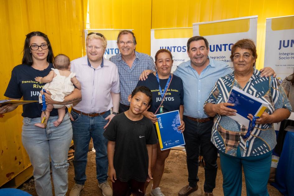El programa Juntos del MVOT celebró la entrega de la vivienda n.° 1000 de este período de gobierno El programa Juntos del MVOT celebró la entrega de la vivienda n.° 1000 de este período de gobierno