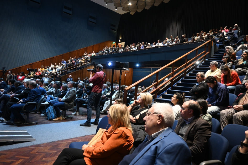 Encuentro Nacional de Cooperativas Público observando las expociciones.