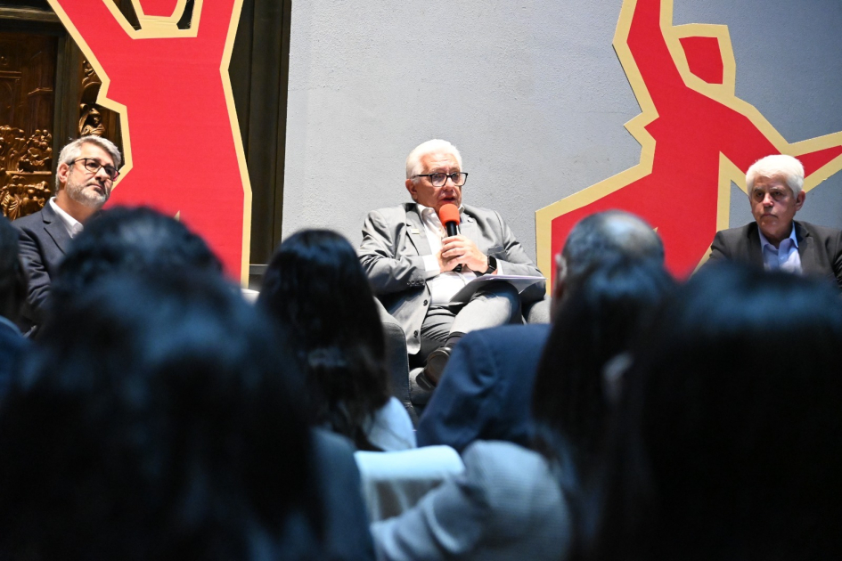 Encuentro Nacional de Cooperativas Dirigentes dando su disertación.