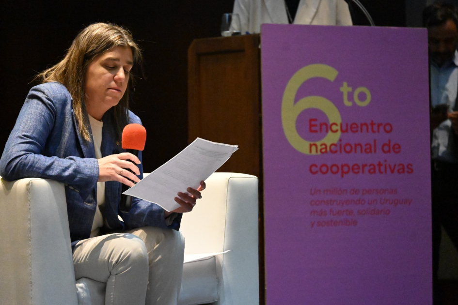 Encuentro Nacional de Cooperativas Ministra leyendo su disertación.