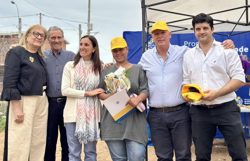Autoridades MVOT con beneficiaria de su vivienda Autoridades MVOT con beneficiaria que recibe su llave