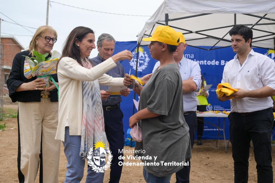 Directora Dinisu entregando llave a beneficiaria Directora Dinisu entregando llave a beneficiaria