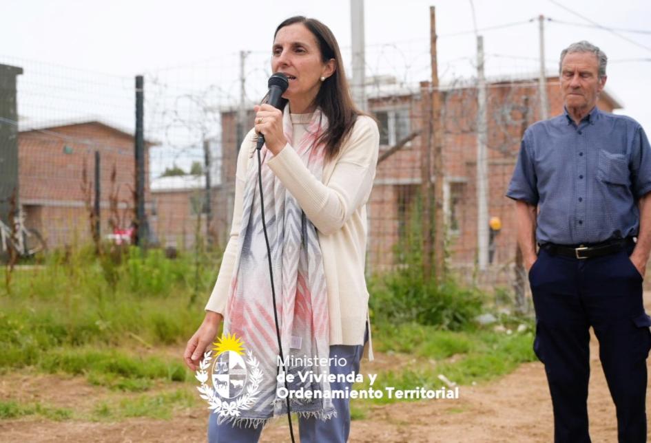 Oratoria de la Directora de Dinisu Oratoria de la Directora de Dinisu