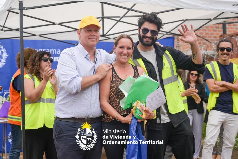 Autoridades MVOT con beneficiarios Ministro interino MVOT y Técnico Social PMB con beneficiaria