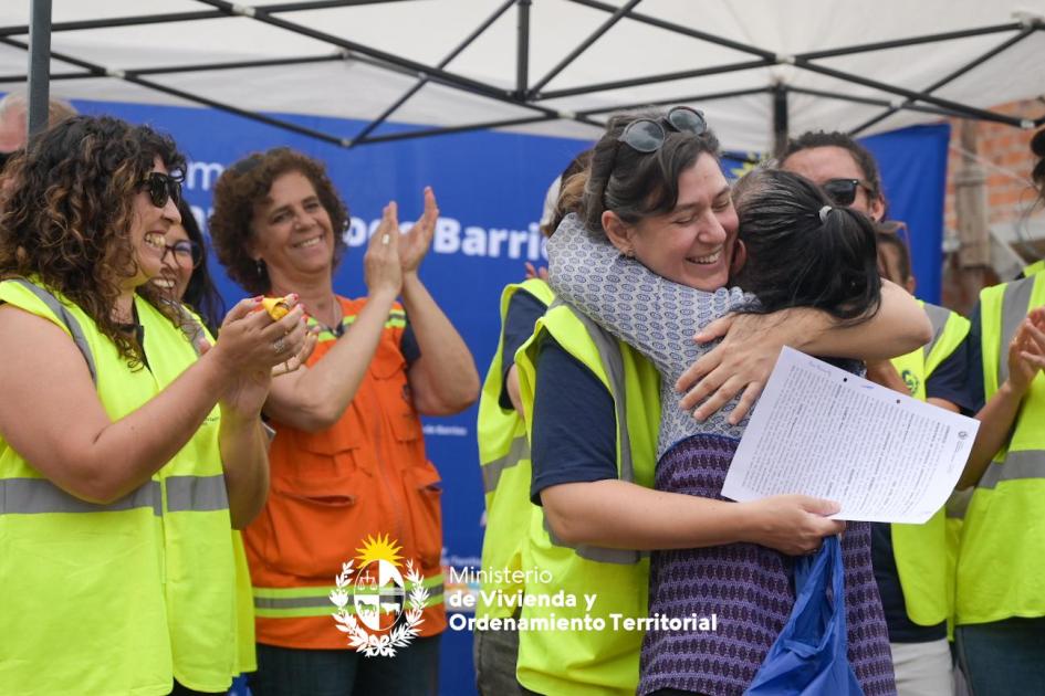 Técnicas Sociales y arquitecta con beneficiaria Técnica Social abrazando a beneficiaria