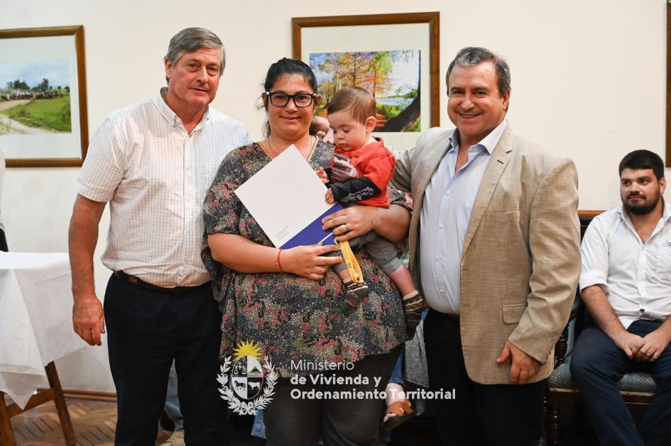 Ministro e Intendente de Soriano junto a nueva propietaria y su hijo