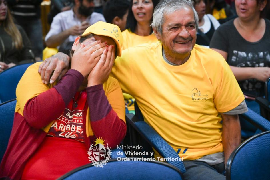 Pareja en la entrega de viviendas en Mercedes Pareja de nuevos propietarios llorando de la emoción abrazados