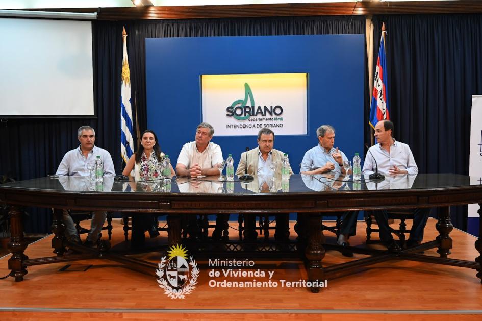 Autoridades presentes en la entregas del Plan Avanzar