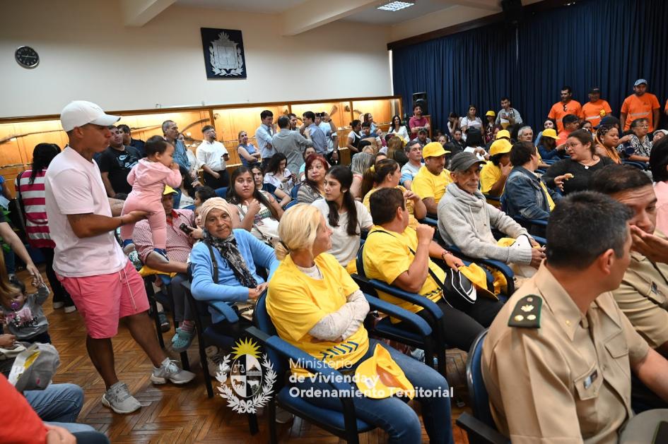 Gente que asistió al evento de entrega de viviendas del Plan Avanzar 