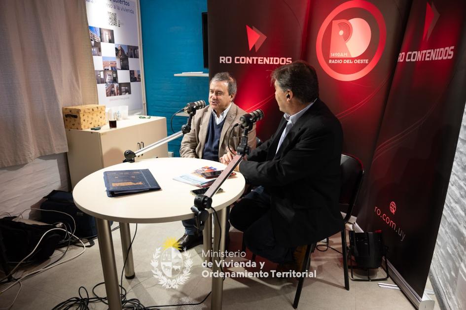 Ministro entrevistado por radio del Oeste Ministro entrevistado por radio del Oeste