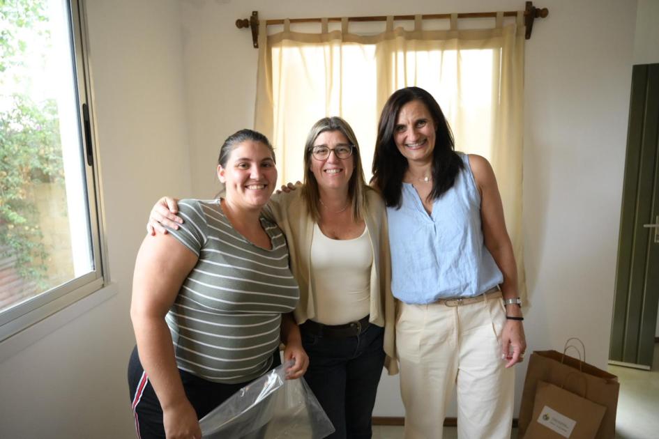 Familias de Casavalle celebraron junto a la ministra cairo al recibir la llave de su nuevo hogar Familias de Casavalle celebraron junto a la ministra cairo al recibir la llave de su nuevo hogar