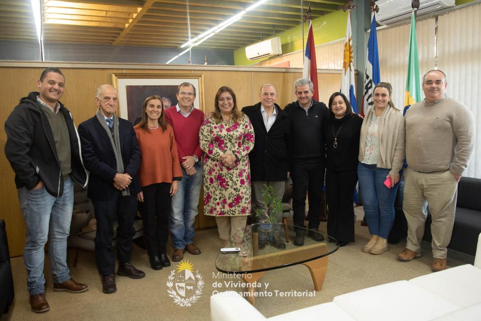 Ministra Irene Moreira firma convenio Plan Avanzar con Intendencia de Rivera En Rivera firma de convenio Plan Avanzar con la Intendencia