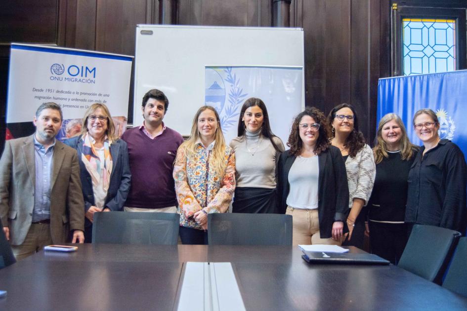 Autoridades de PMB, OIM y Mides y representantes de las organizaciones Autoridades de PMB, OIM y Mides y representantes de las organizaciones de pie