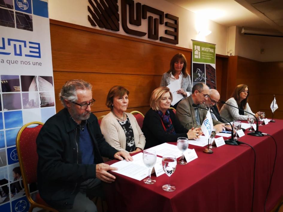 Autoridades de Mvotma y UTE firman convenio Autoridades de Mvotma y UTE firman convenio
