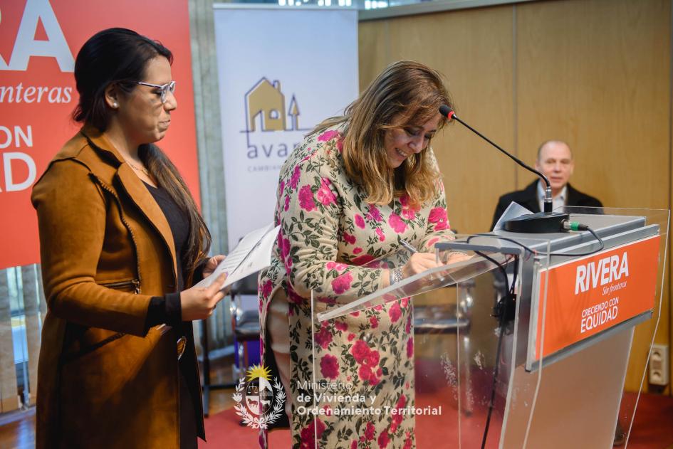 Ministra firma convenio Plan Avanzar con Intendencia de Rivera Ministra Irene Moreira Firma Convenio de Plan Avanzar con Intendencia de Rivera