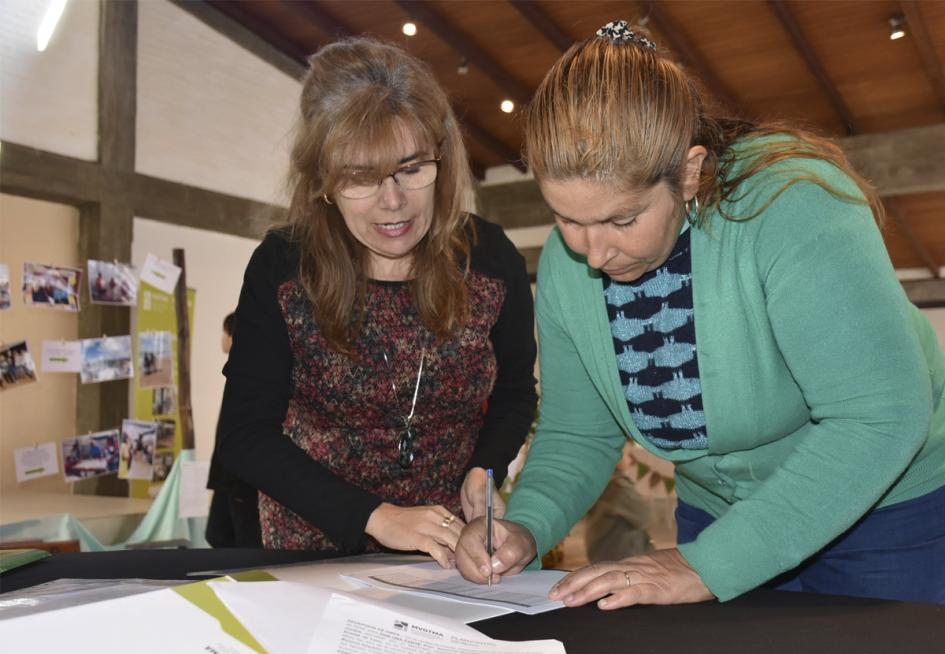 Participante de Plan Juntos firma el acta de recepción de obra Participante de Plan Juntos firma el acta de recepción de obra