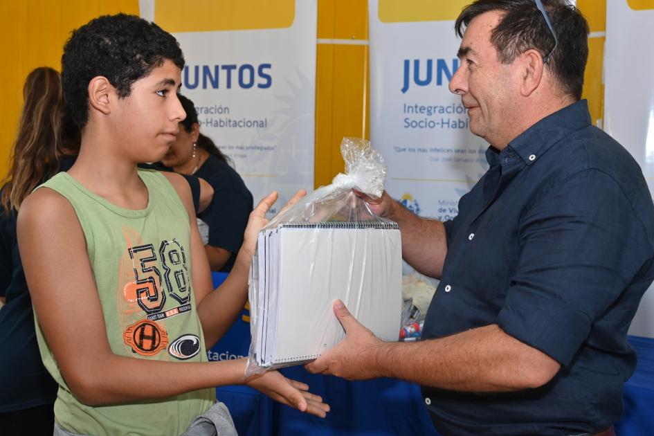 Entrega de kits de materiales en Fray Bentos