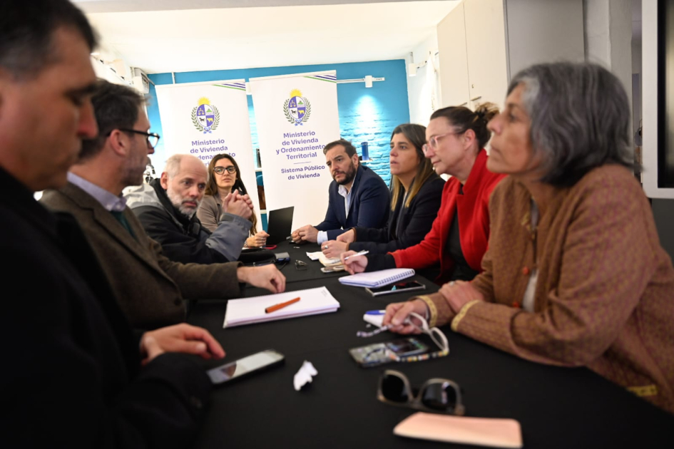 personas reunidas en una mesa