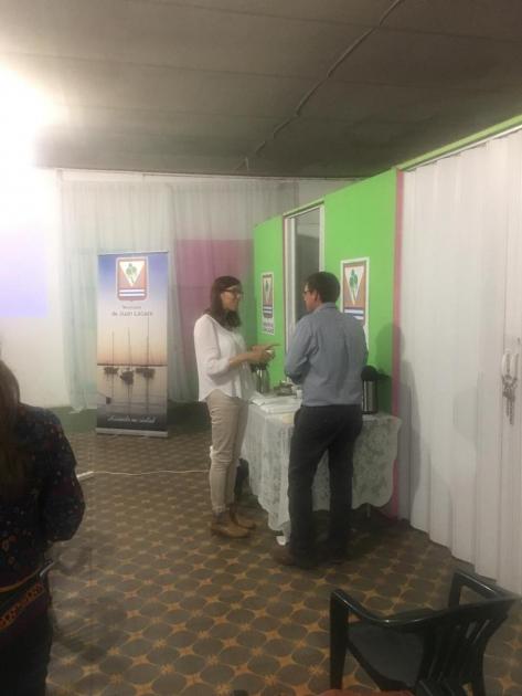 Dos participantes de la reunión parados hablando 