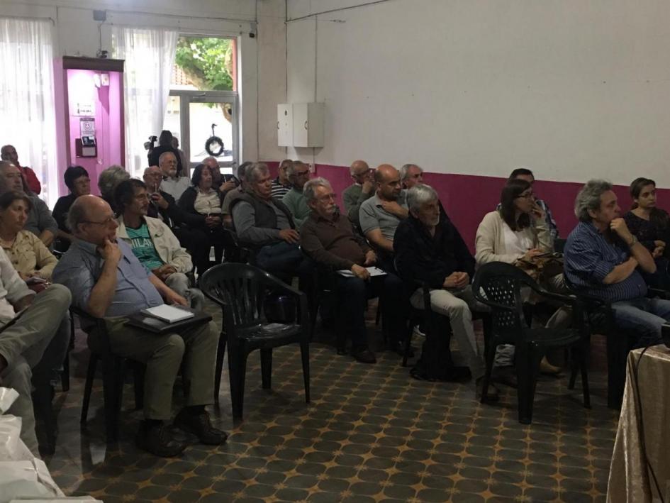 Se ve todo el público asistente sentado escuchando la presentación 