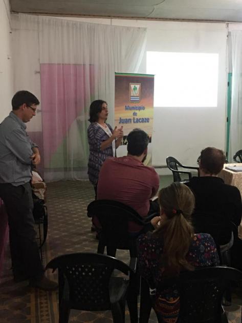 Otra perspectiva de la técnica haciendo su presentación 