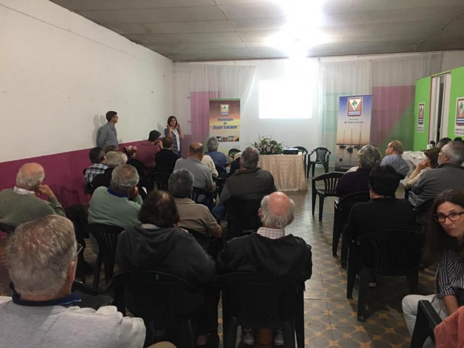 Una foto sacada desde el fondo, donde se ve el público de espaldas y la técnica al final de la foto de frente