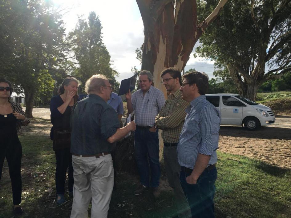 Juan Lacaze Autoridades del Mvotma y del municipio de Juan Lacaze junto a equipos técnicos dialogan antes de comenzar la recorrida por la localidad