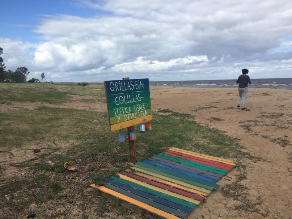 Juan Lacaze Zona de playa en Juan Lacaze. En la foto un cartel dice "Orillas sin colillas. Llevála, usála y devolvéla"