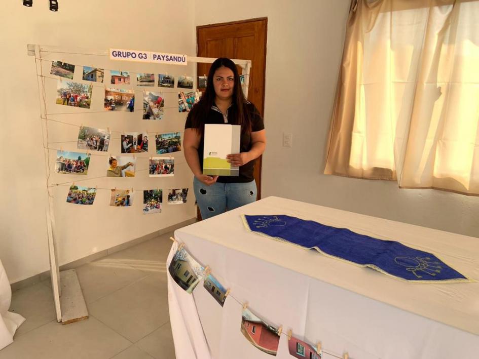 Participante de Paysandú recibe los documentos de su nueva vivienda Participante de Paysandú recibe los documentos de su nueva vivienda