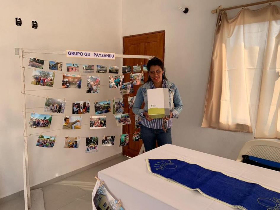 Participante de Paysandú recibe los documentos de su nueva vivienda