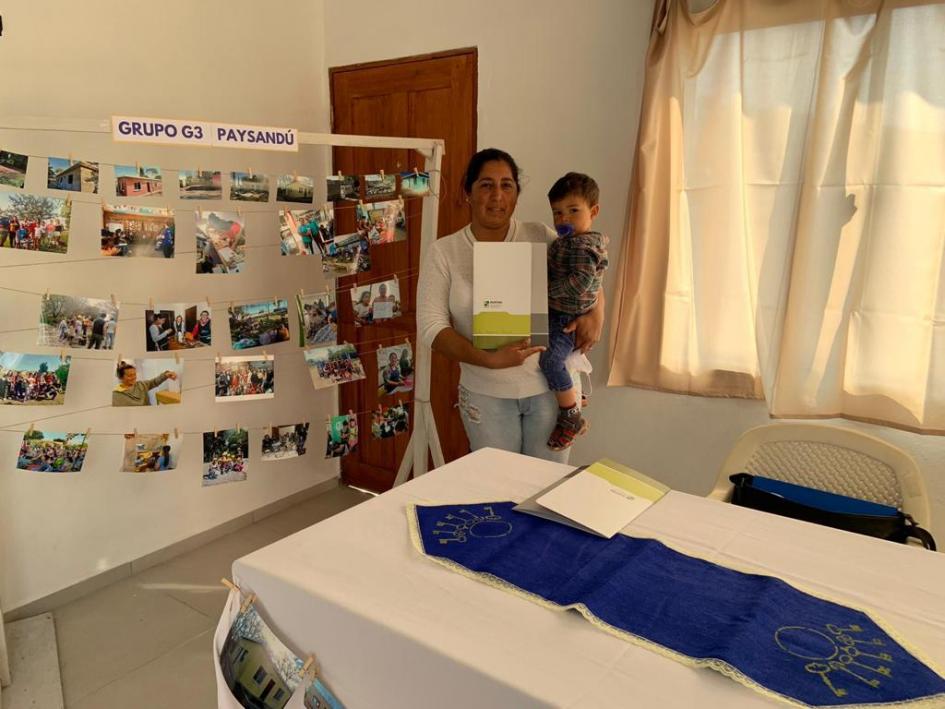 Participante de Paysandú recibe los documentos de su nueva vivienda