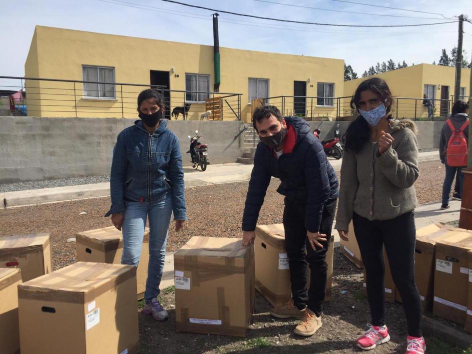 Familias participantes del Juntos en Paysandú reciben computadoras en el marco del acuerdo con el programa Antel Integra