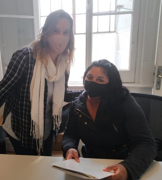 Participante del barrio Talca firma los documentos de recepción de su vivienda Participante del barrio Talca firma los documentos de recepción de su vivienda