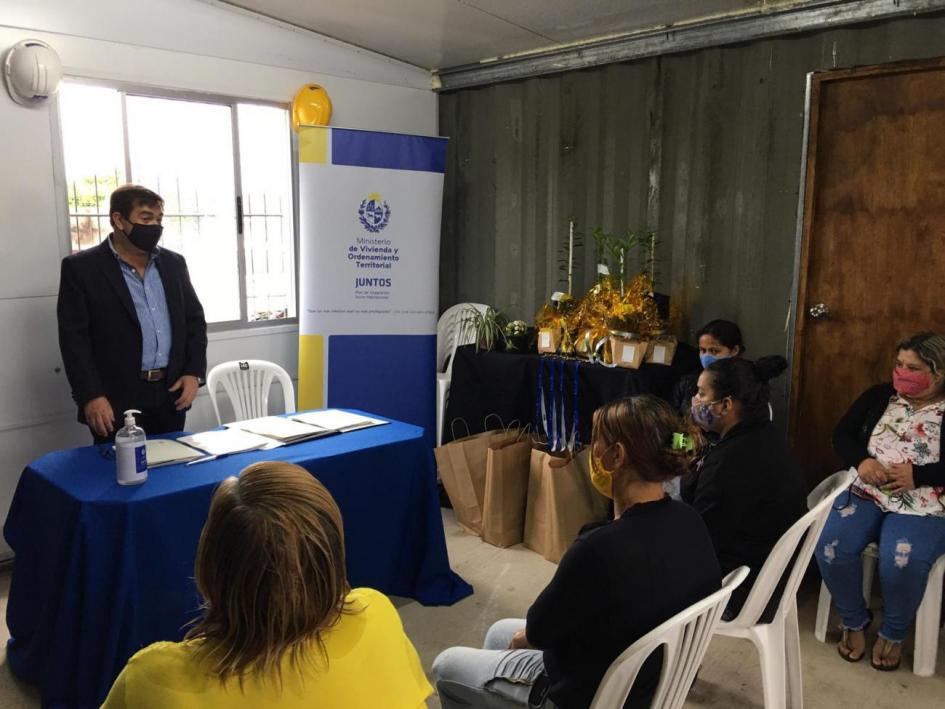 Ceremonia de entrega de viviendas en la ciudad de Rivera