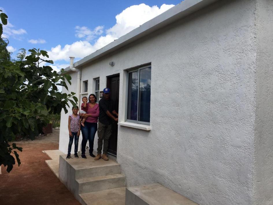 Familia participante de Melo recibe las llaves de su nueva vivienda