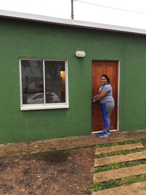Familia participante de Salto recibe las llaves de su nueva vivienda
