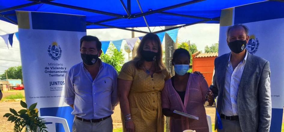 Autoridades entregan la llave de una nueva vivienda a participante de la ciudad de Tacuarembó