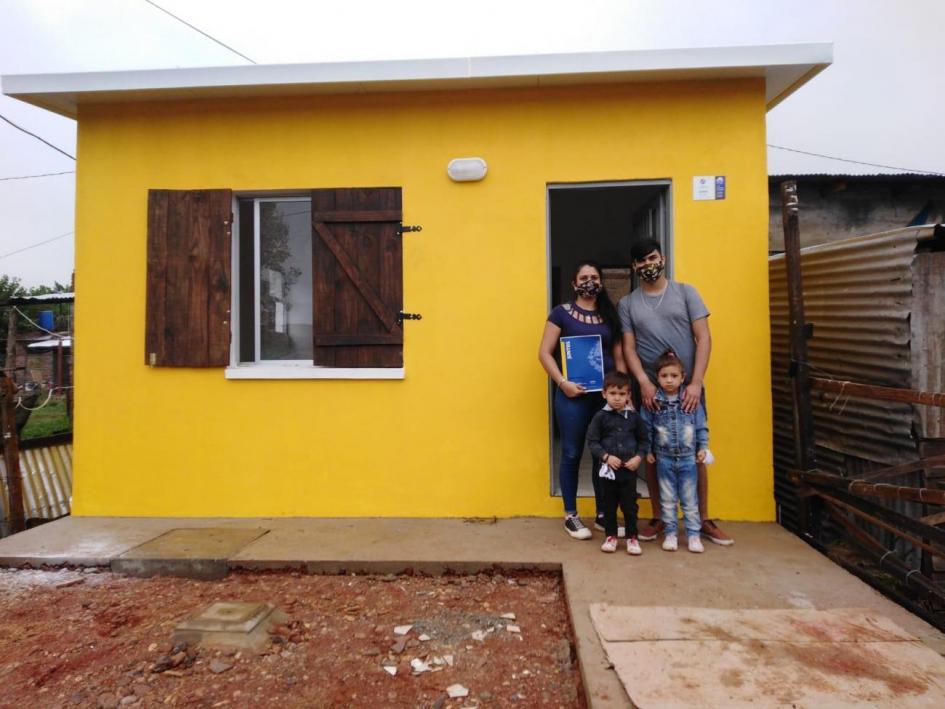 Familia participante del Juntos de la ciudad de Salto recibe la llave de su nueva vivienda