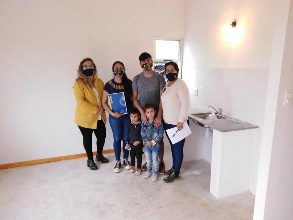 Familia participante del Juntos de la ciudad de Salto recibe la llave de su nueva vivienda