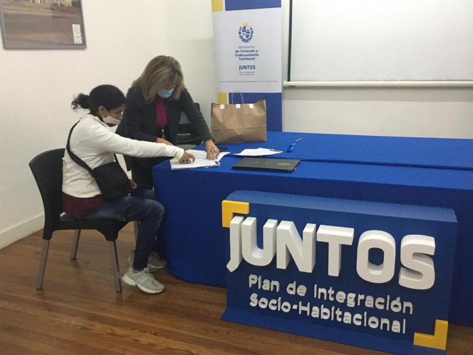 Paticipante del barrio Talca de Las Piedras recibe la documentación de su nueva vivienda Paticipante del barrio Talca de Las Piedras recibe la documentación de su nueva vivienda