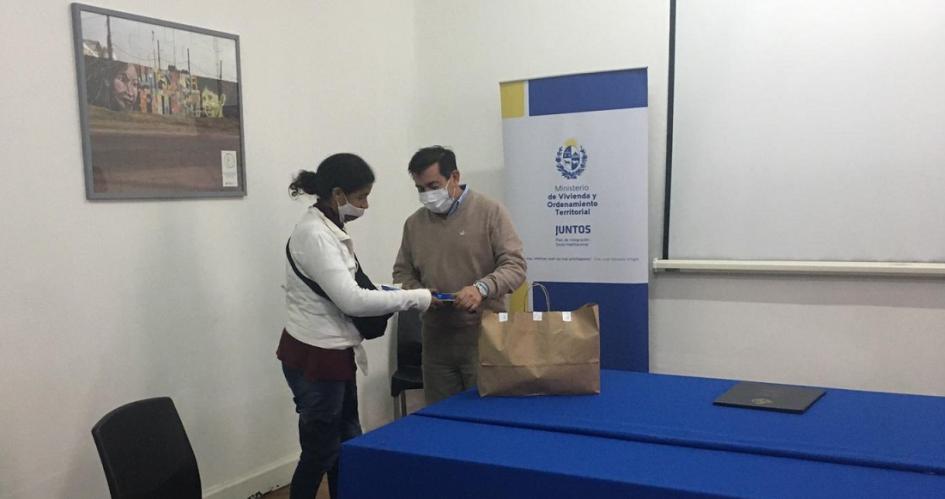 Rody Macías, Coord. Gral. del Juntos, entrega las llaves a una participante de Talca, Las Piedras Rody Macías, Coord. Gral. del Juntos, entrega las llaves a una participante de Talca, Las Piedras