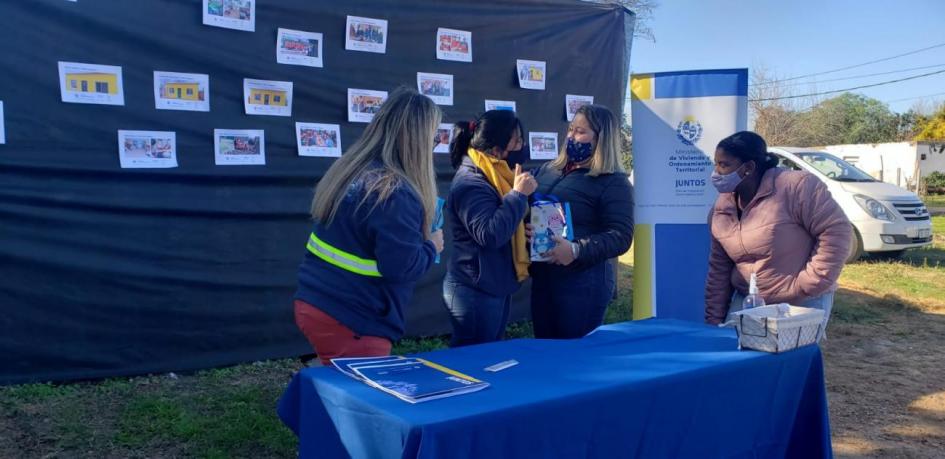 Familia participante en la ceremonia de entrega de su nueva vivienda Familia participante en la ceremonia de entrega de su nueva vivienda