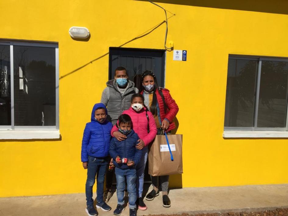 Familia participante en su nueva vivienda Familia participante en su nueva vivienda