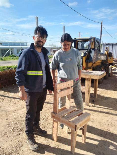 Taller de construcción de muebles y portones con pallets reciclados