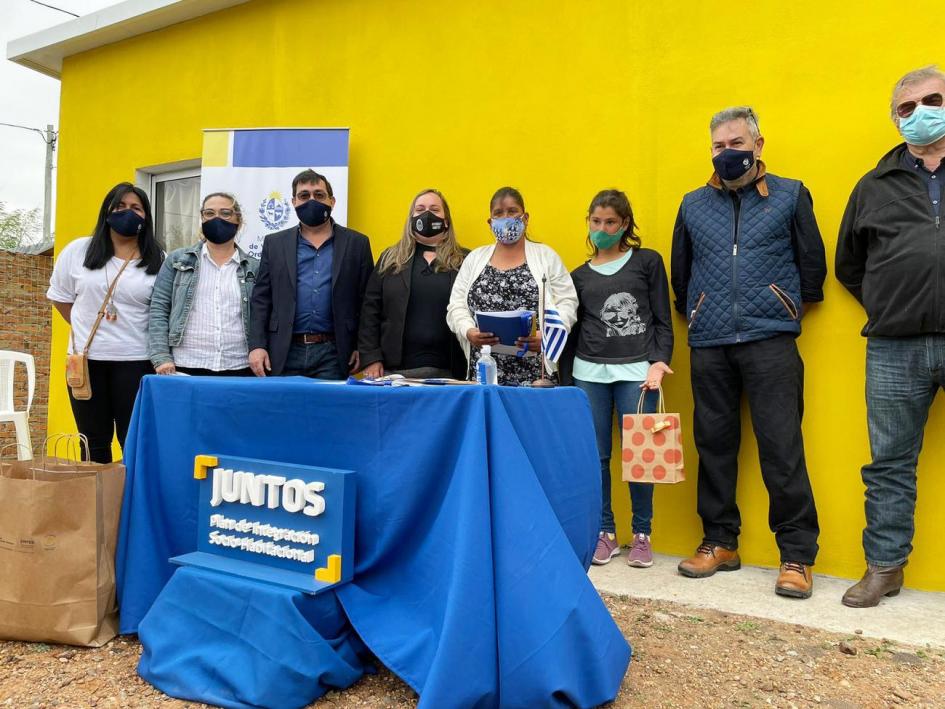 Familia participante de Salto recibe la llave de su nueva vivienda Familia participante de Salto recibe la llave de su nueva vivienda