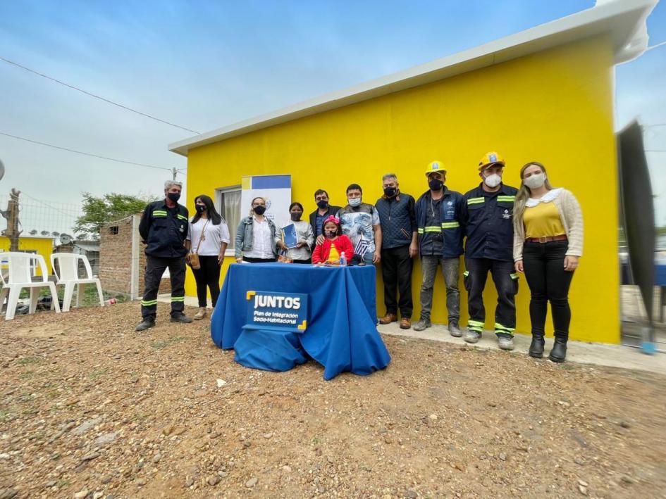 Familia participante de Salto, autoridades y equipo técnico del Juntos