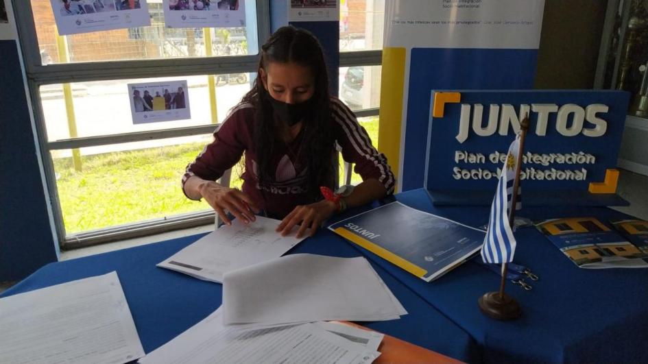 Participante de Melo recibe los documentos de su nueva vivienda Participante de Melo recibe los documentos de su nueva vivienda